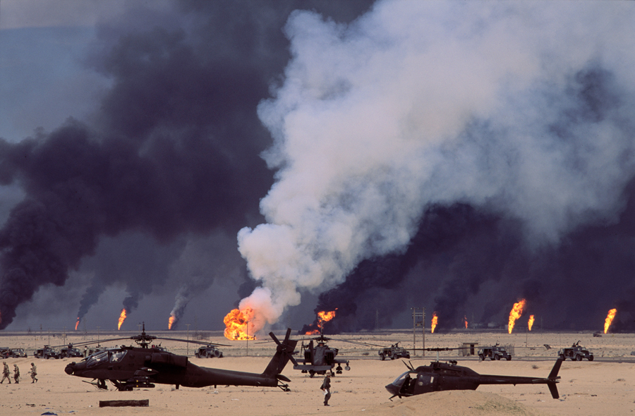 KUWAIT. US soldiers and helicopters in front of burning oil fields. 1991.