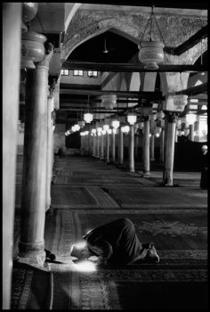 EGYPT. Cairo. Al Azhar mosque. 1987. A muslim prays.