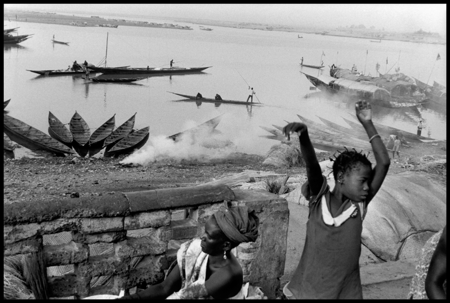 MALI. Mopti. 2002. City dwellers by the river Niger at dawn.