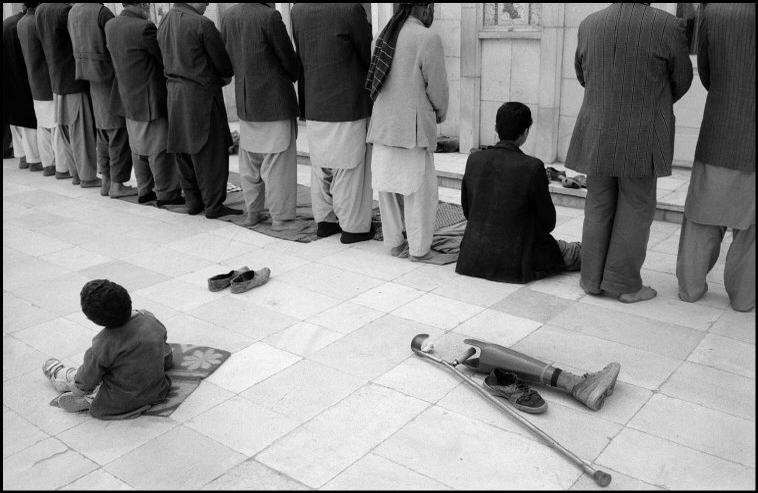 AFGHANISTAN. Kabul. Pol-e-Keshti Mosque. Friday prayer. 1992.