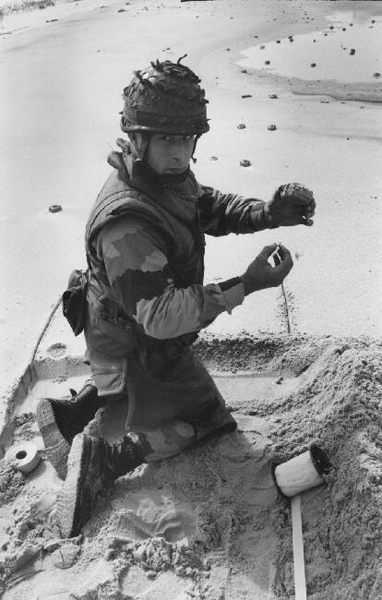 KUWAIT. Kuwait city. French soldier demining the beach. 1991.
